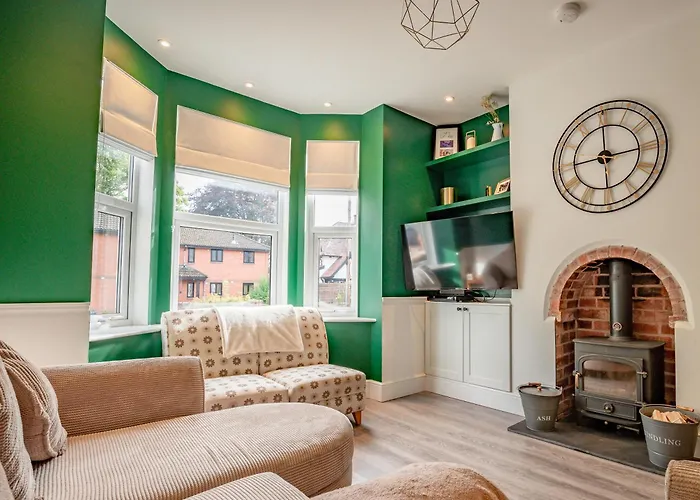 Exquisite Renovation In Central Location With Garden And Parking