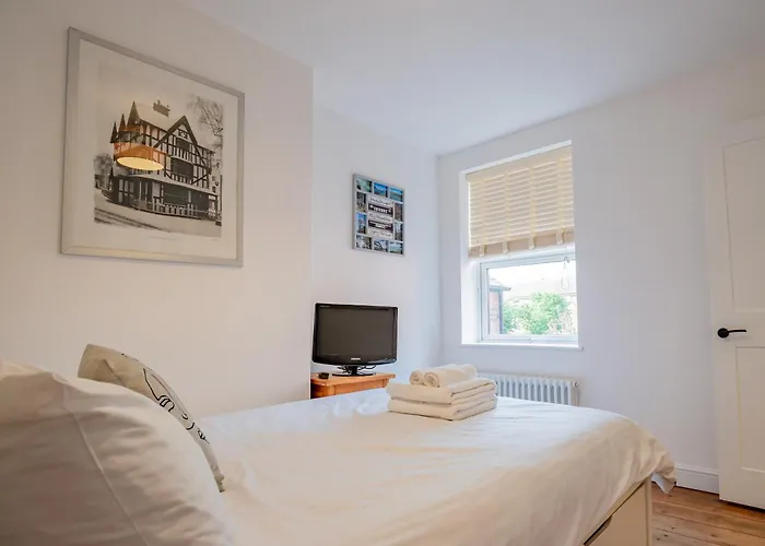 Exquisite Renovation In Central Location With Garden And Parking