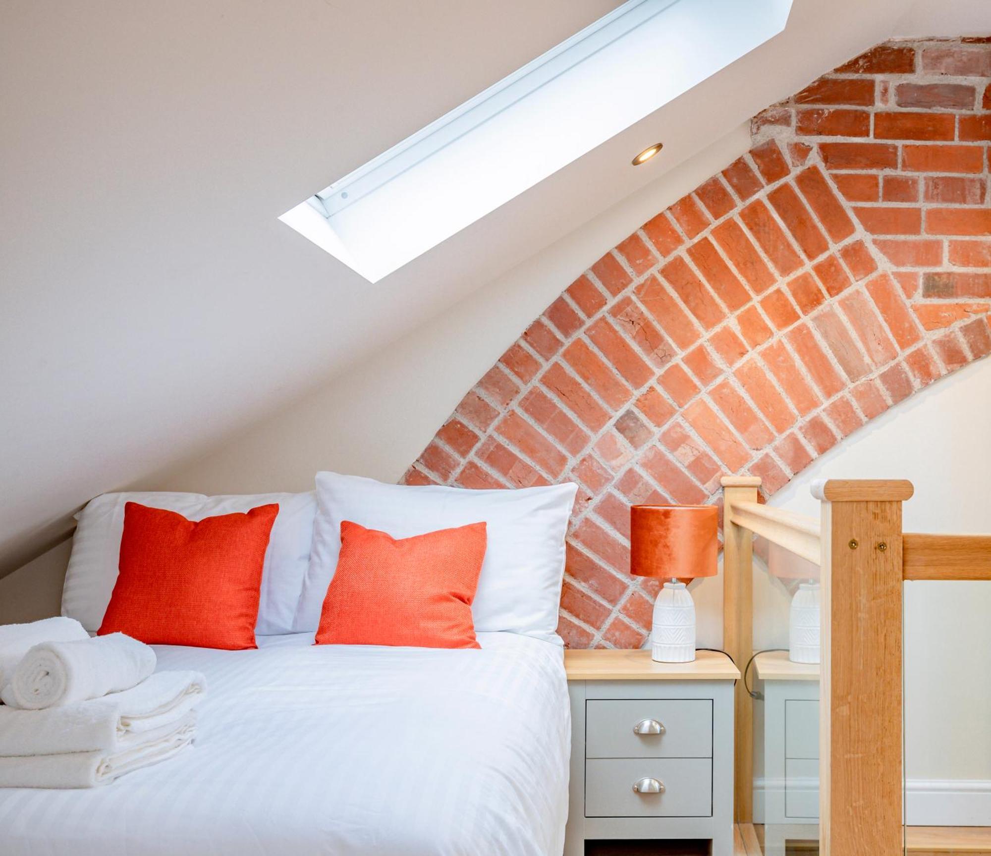 Exquisite Renovation In Location With Garden And Parking * Hereford