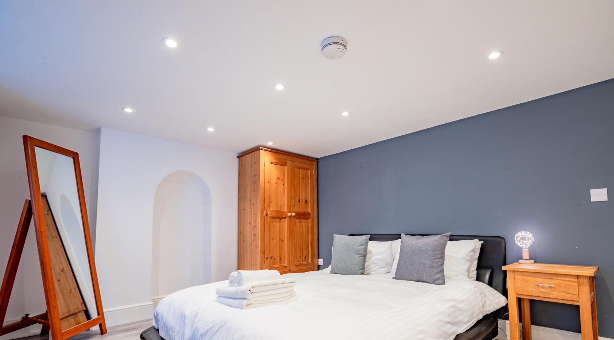 Exquisite Renovation In Location With Garden And Parking Hereford